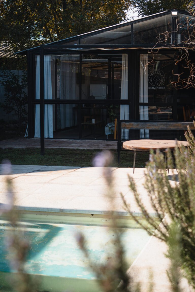 Quincho de 48m2 con todo incluido:* 🍖 Asador a leña 🍳 Disco y cruz para fuego 🫕 Horno chileno + horno convencional a gas 🍳 Cocina a gas ❄️ 2 heladeras exclusivas para su grupo 🚿 Baño propio 🎵 Equipo de música 📽️ Proyector (ideal para retiros y cumpleaños) 👥 Capacidad para 30 personas sentadas